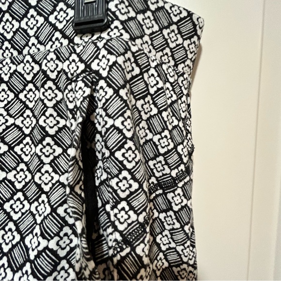 Talbots Blue and White Geometric ladies size M skort. Like New. Soft material - Picture 4 of 6